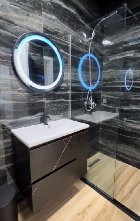 Jepet me qira apartament luksoz 1+1 – Liqeni i Thatë, pranë Hotel Radisson