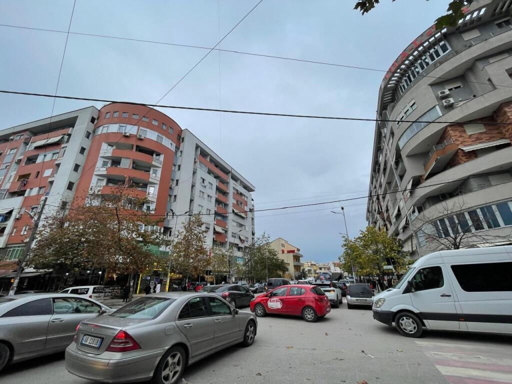 Sip:61 bruto Sip:50.1 neto Kati:3 Me Ashensor  Me Hiporek 📍Astir  Vila L