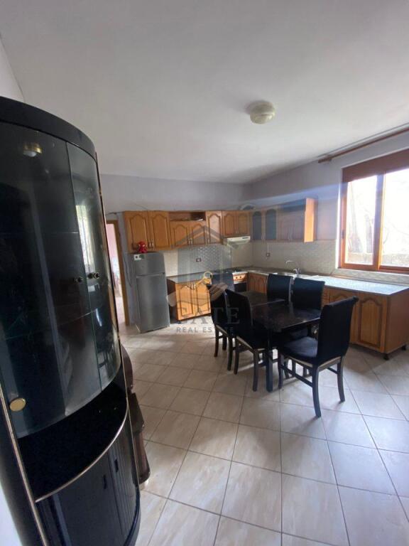 🏡 Jepet me qira apartament 1+1 në zonën e Zjarrfikëses – Kat i 1-rë i një vile 2-katëshe.