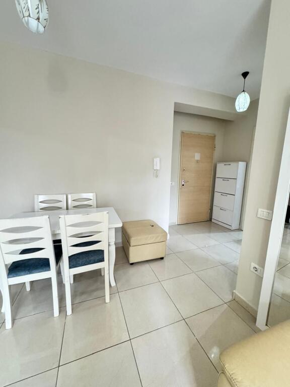 Jepet me qera 2+1 mobiluar ashensor 648 eu te treni