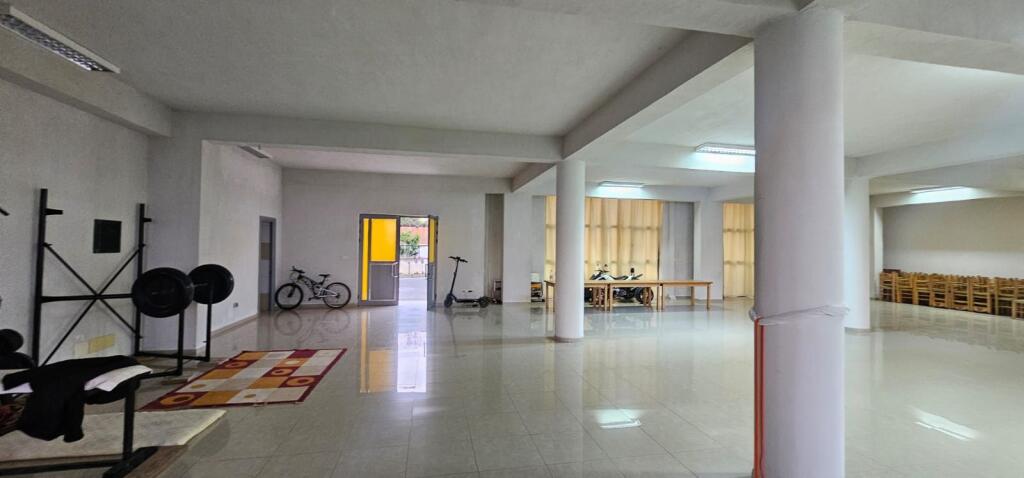 JEPET ME QERA NDERTESA SHUMËFUNKSIONALE 3 KATËSHE ADRESA SHENOVLASH 200M NGA AUTOSTRADA