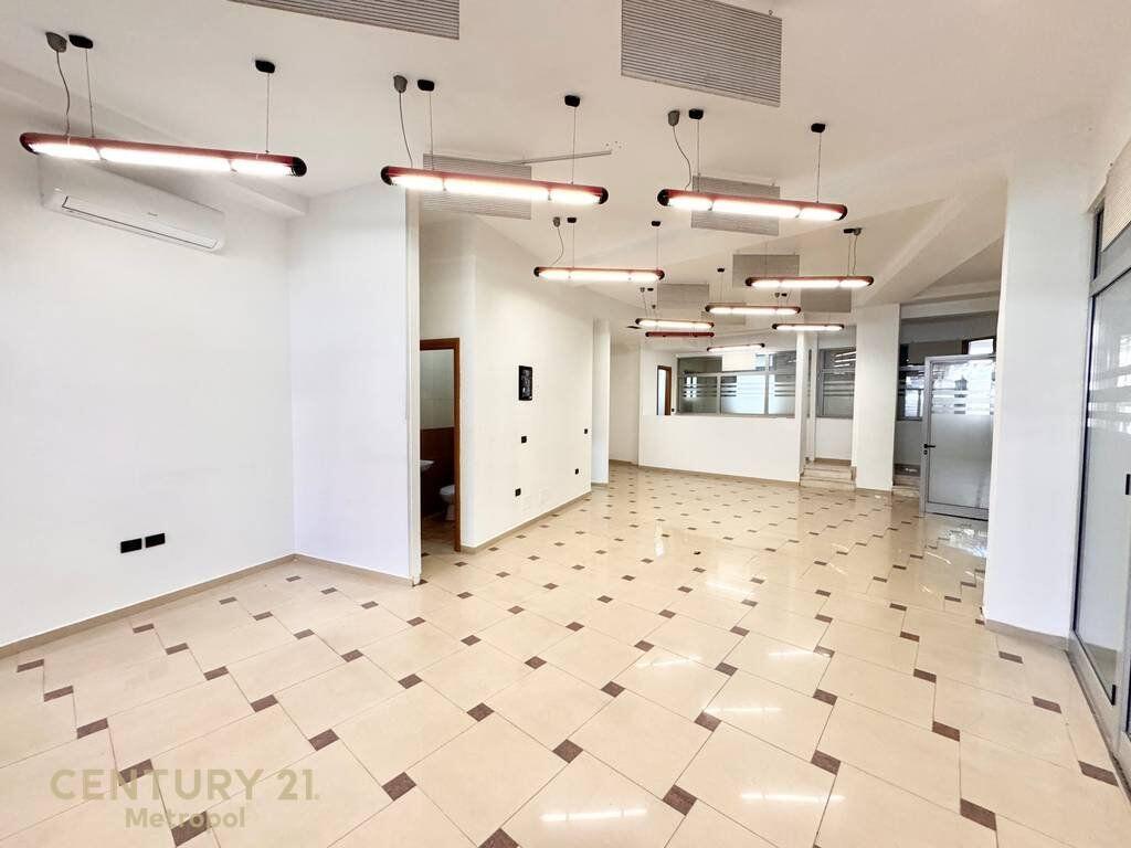 Ambient Komercial 85 m² me Qira – Sheshi Avni Rustemi / Pazari i Ri