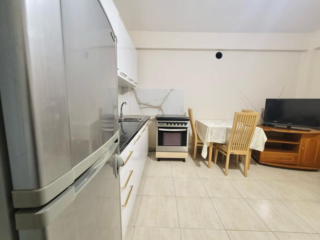 Shtepi 1+1 e Bollshme ( Rr. Vilave - TEG, Lunder ) i Kompletuar: Kuzh e Re &amp; Dh Gjumi e Madhe 300 Euro/Muaj