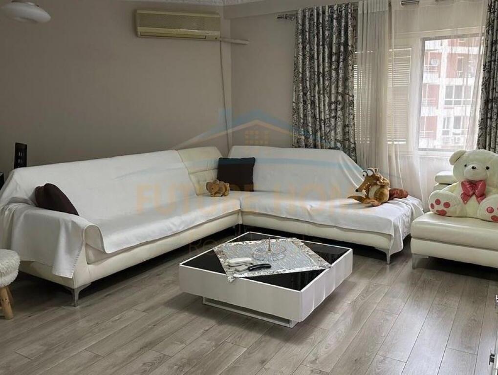 Shitet, Apartament 2+1+2, Stacioni i Trenit