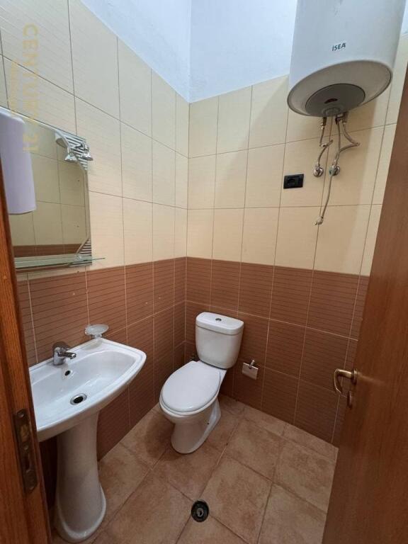 Ambient Komercial 85 m² me Qira – Sheshi Avni Rustemi / Pazari i Ri