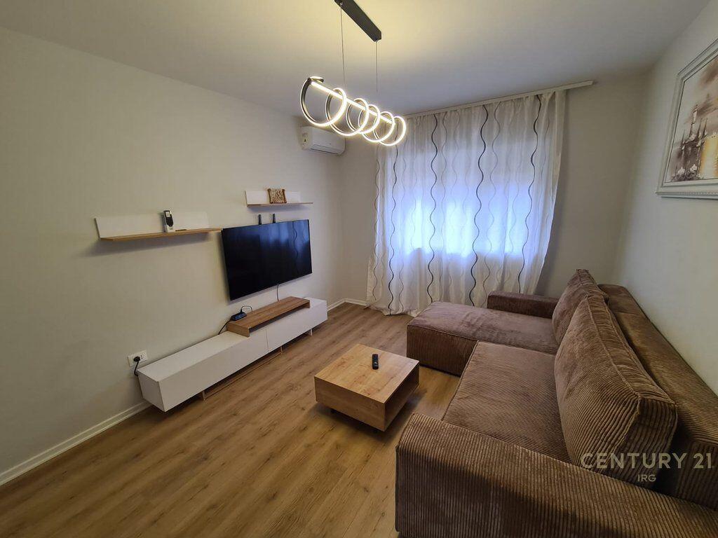 Jepet me qira apartament 1+1 në Rrugën e Kavajës, pranë qendrës.