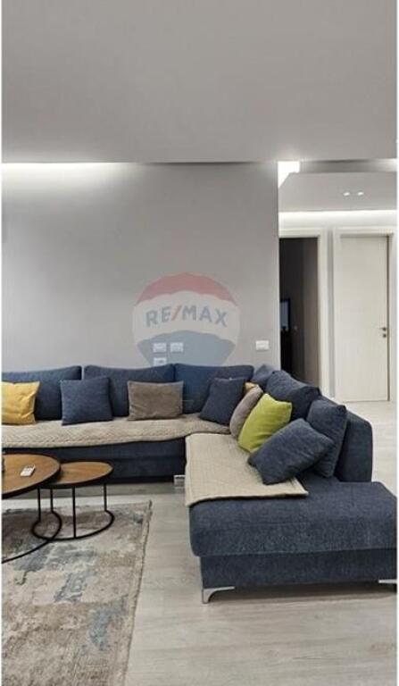 Vendesi in vendita 2+1+2 vicino a via Barrikadave