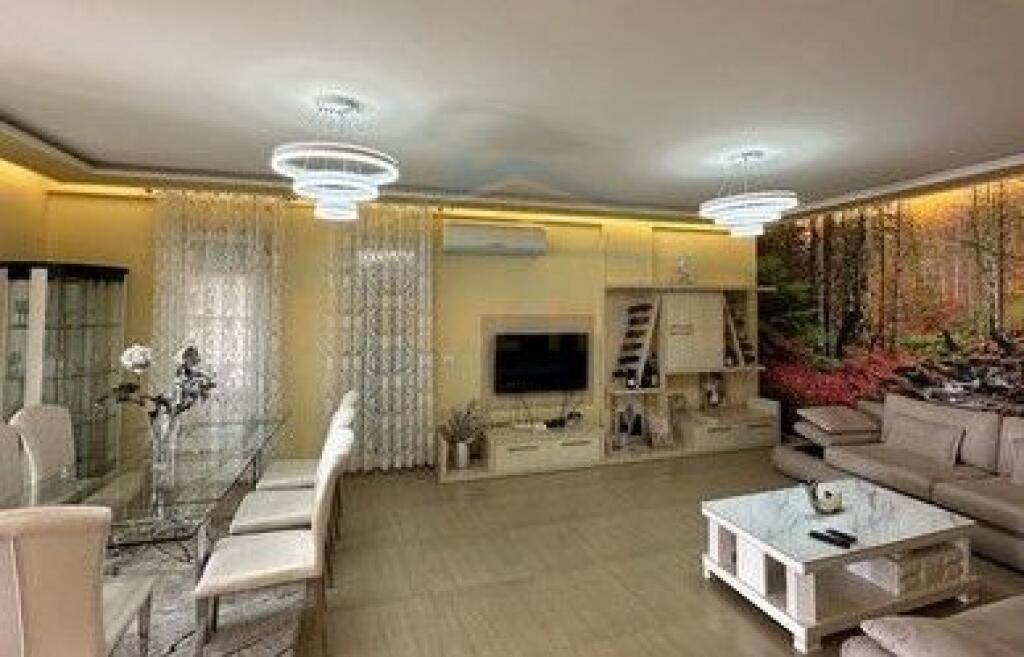 Shitet, Penthouse, Rruga e Dajtit, Fresku