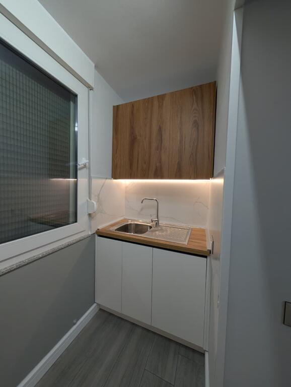 Jepet  apartament 1+1 me qera   tek  Pazari i Ri 600€.