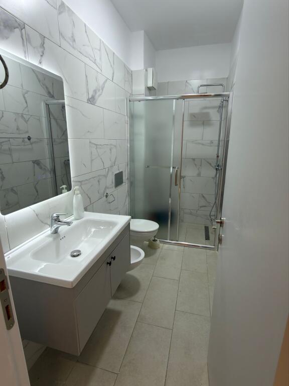 Jepet me qera apartamenti 2+1+Depo +Post Parkimi te Komuna E Parisit