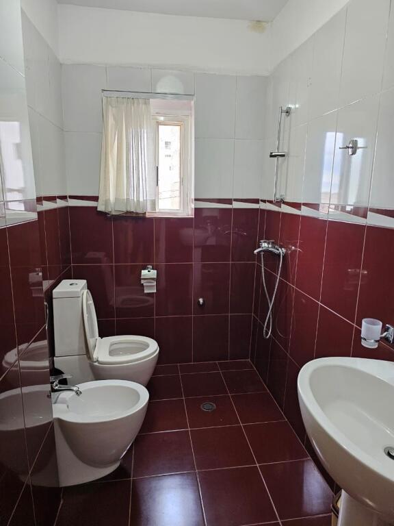 JEPET ME QIRA 2+1, AFËR RAJONIT TË POLICISË