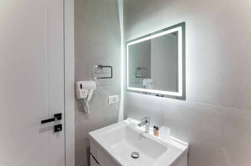 🏡 Jepet me qira Apartament 1+1 📍 Pas Ambasadës Amerikane / pranë shkollës “Osman Myderizi” 💶 60.000 lekë / muaj