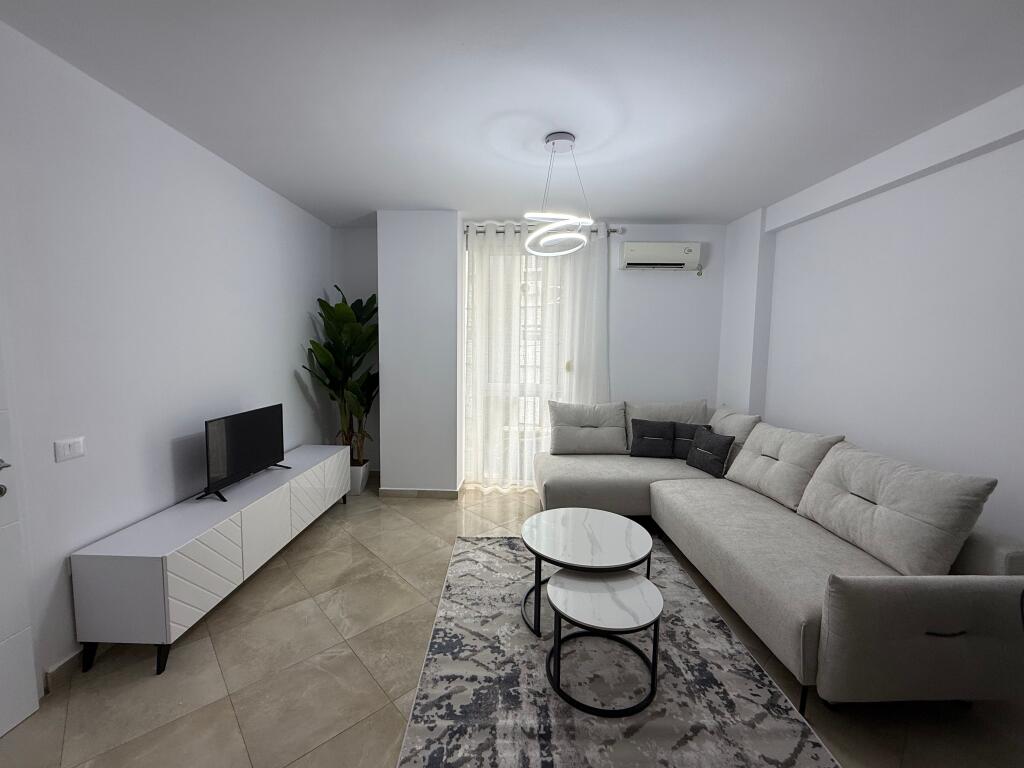 Apartament me qira – 2+1, 85 m², totalisht i mobiluar – Rruga e Barrikadave, pranë qendrës