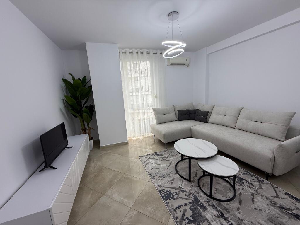 Apartament me qira – 2+1, 85 m², totalisht i mobiluar – Rruga e Barrikadave, pranë qendrës