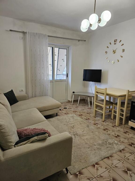 JEPET ME QIRA 2+1, AFËR RAJONIT TË POLICISË