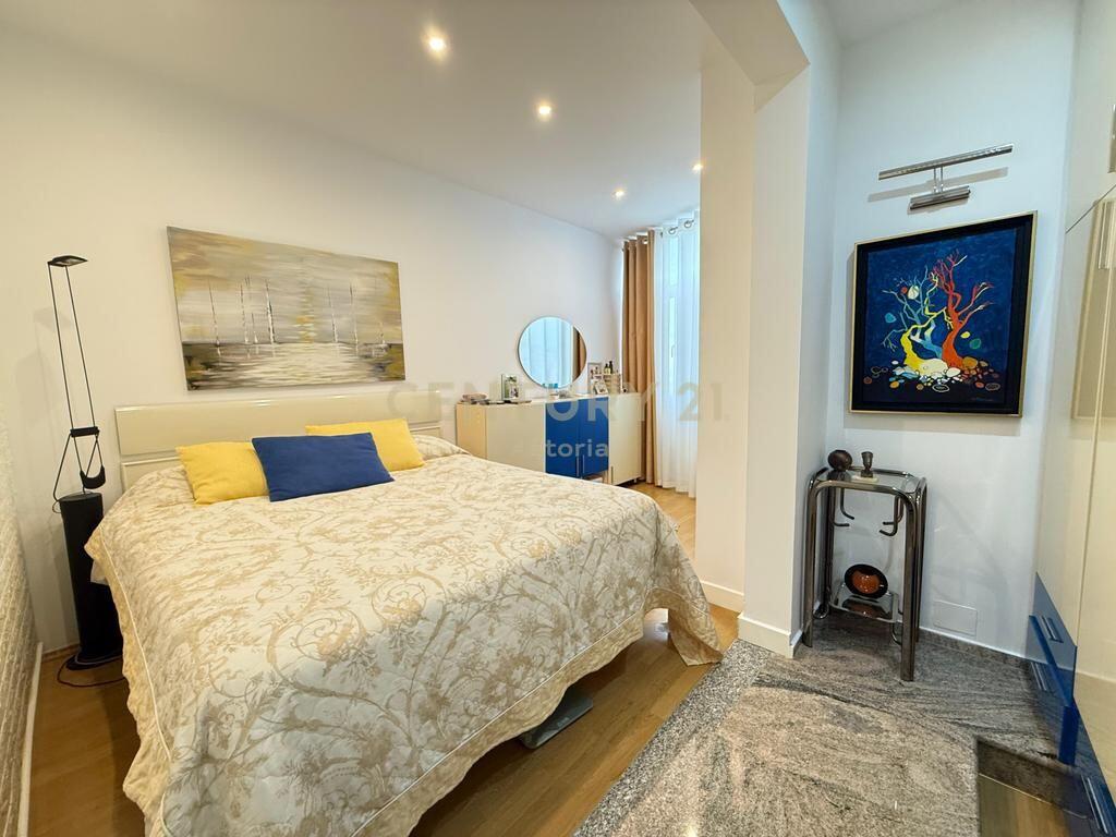 Apartament modern 2+1+2 në rrugën Fortuzi – investim dhe komfort në një nga zonat më të vlerësuara të Tiranës