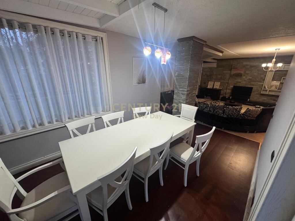 Shitet Apartament 2+1+2 , zona Mali Robit.