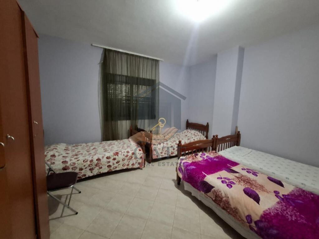 Shitet apartament 1+1 në Plazh Iliria, Durrës – Kati i 2-të me ashensor.