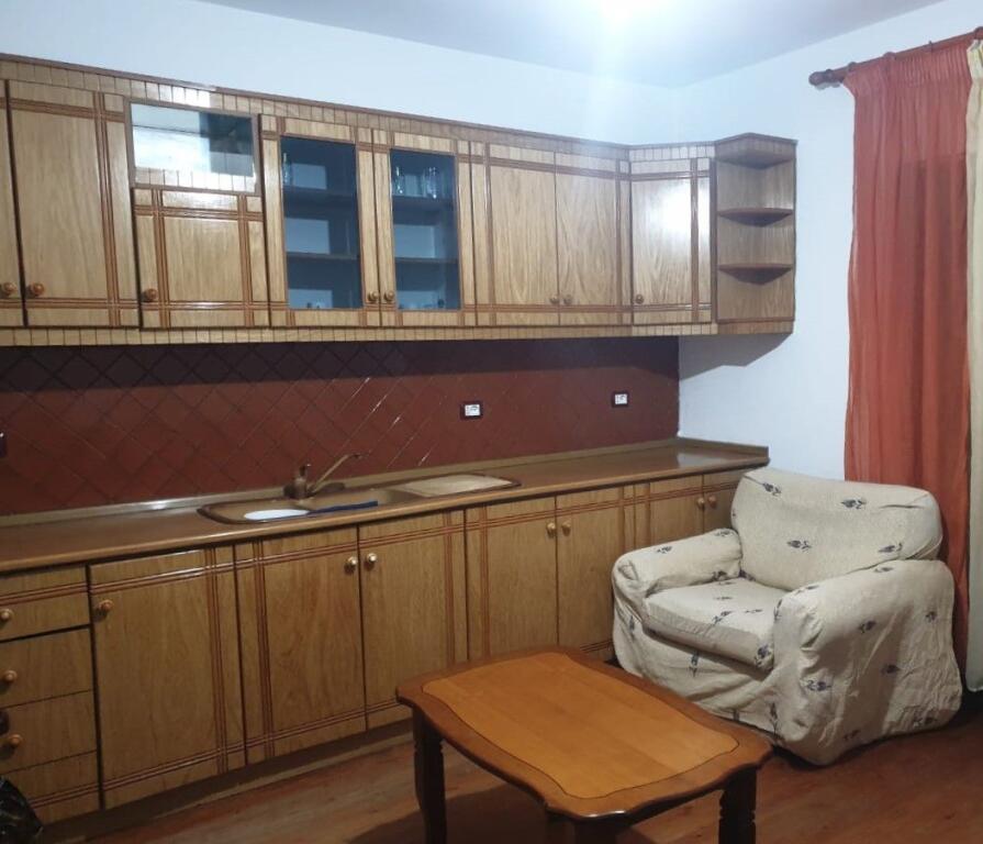 2+1 me qera ne Allias     Jepet Shtepi  me qera,    ne Vile 2+1    Vile: 3 Kateshe  zona: Spitali / Allias / Tufine      Siperfaqe Neto: 90  m2  Siperfaqe BRUTO: 90 m2    Kati 2  Nuk ka Ashensor  2 Dhome Gjumi  1 Tualet     Tualet me Aspirator    Mobiluar  Nuk ka kondicioner  Prona nuk ka parking te perfshire    ID   13916       460Euro  (  Muaji i Pare      + 1 Garanci