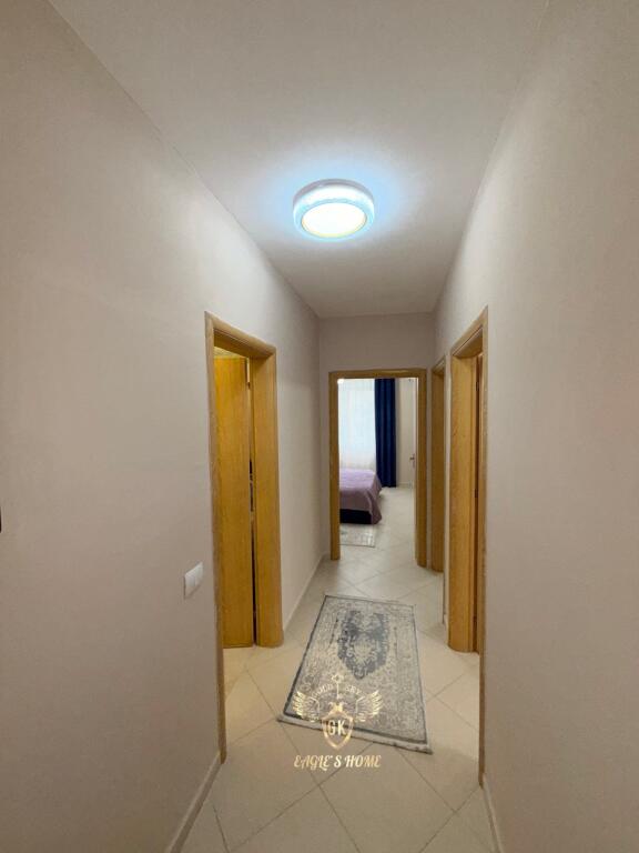 🏡 APARTAMENT ME QIRA 2+1 me 2 ballkone PAMJE NGA DETI 📍 Vendndodhja: Ura e Dajlanit, Plazh