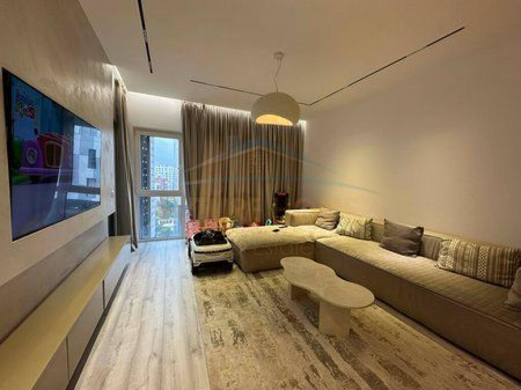 Shitet, Apartament 2+1, Emerald Center, 5 Maj