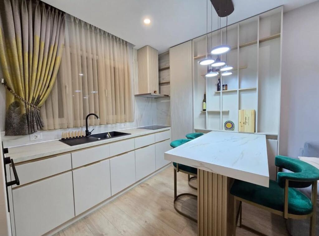 Jepet Shtepi  me qera,    ne Pallat i Ri 2+1        ID   13918