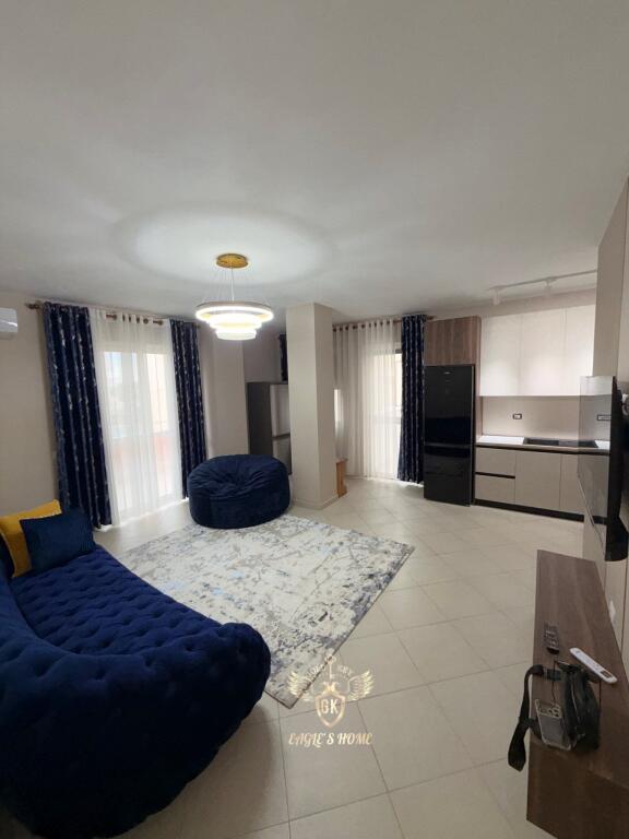🏡 APARTAMENT ME QIRA 2+1 me 2 ballkone PAMJE NGA DETI 📍 Vendndodhja: Ura e Dajlanit, Plazh