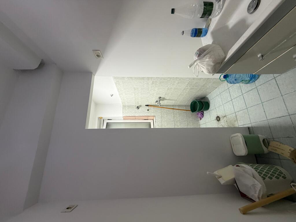 jepet ambjent zyre me qera tek Rruga Myslym Shyri