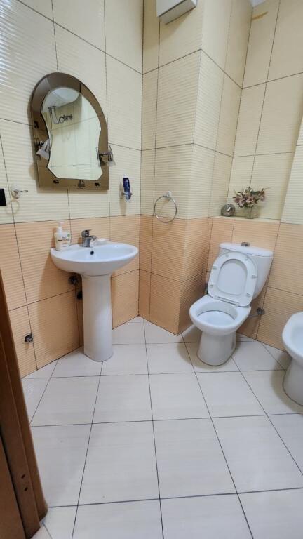 🏢Pak minuta larg Sheshit Skenderbej,jepet me qera apartament,1+1,i mobiluar.70,000Leke