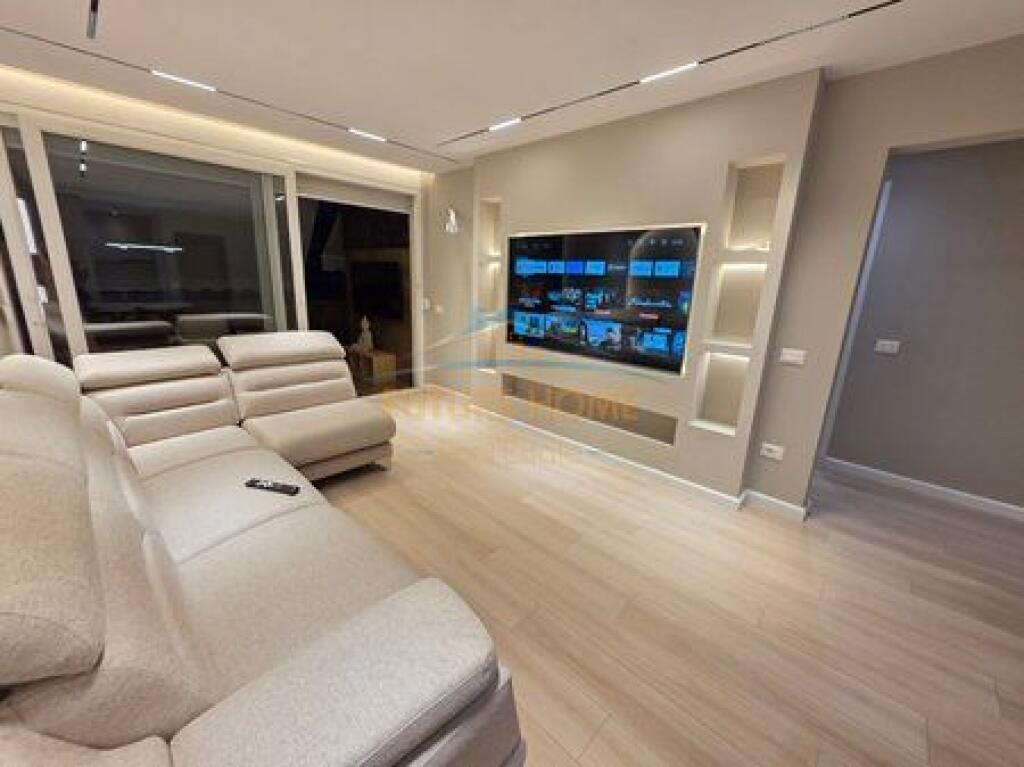 Shitet, Apartament 2+1+2, pranë në Ish Ekspozita, Tiranë