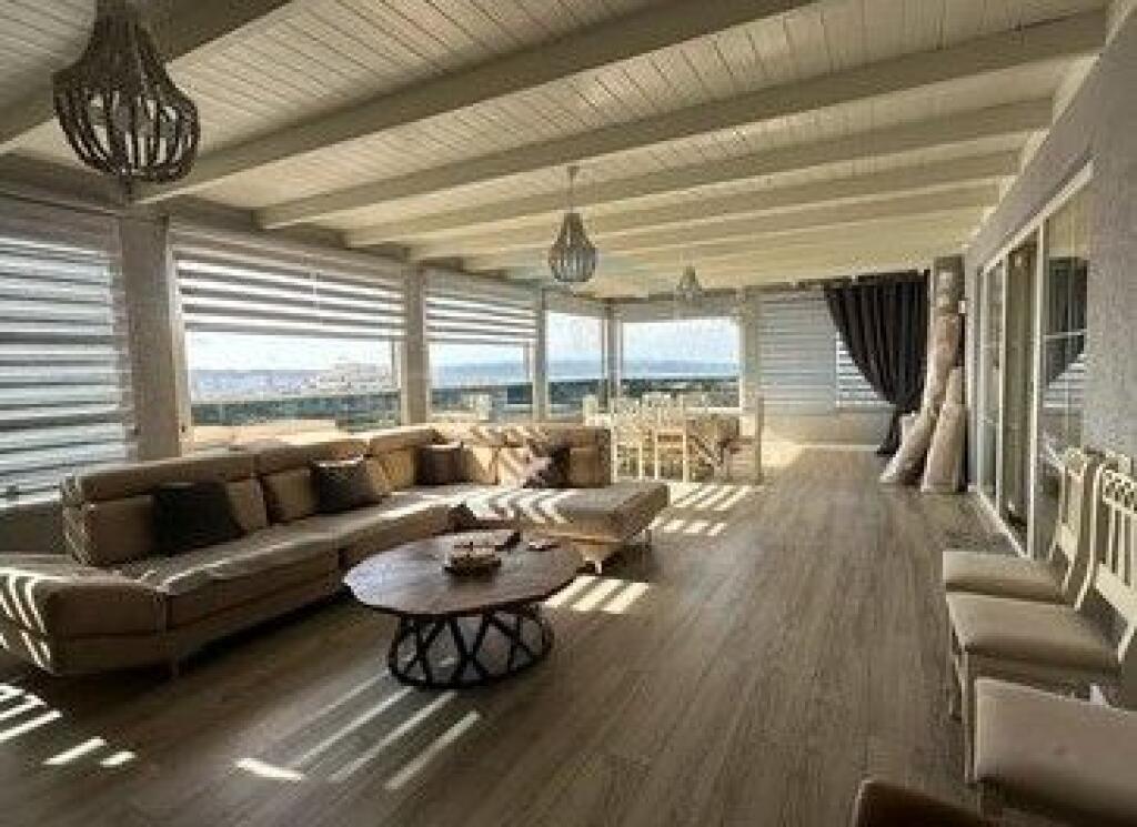 Shitet, Penthouse, Rruga e Dajtit, Fresku