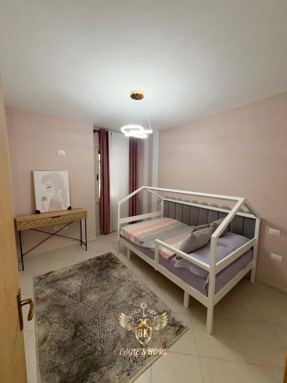 🏡 APARTAMENT ME QIRA 2+1 me 2 ballkone PAMJE NGA DETI 📍 Vendndodhja: Ura e Dajlanit, Plazh