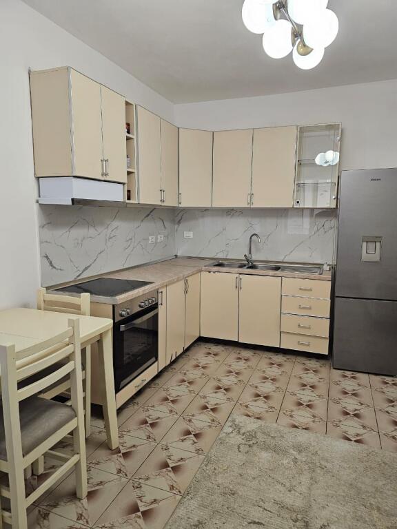 JEPET ME QIRA 2+1, AFËR RAJONIT TË POLICISË