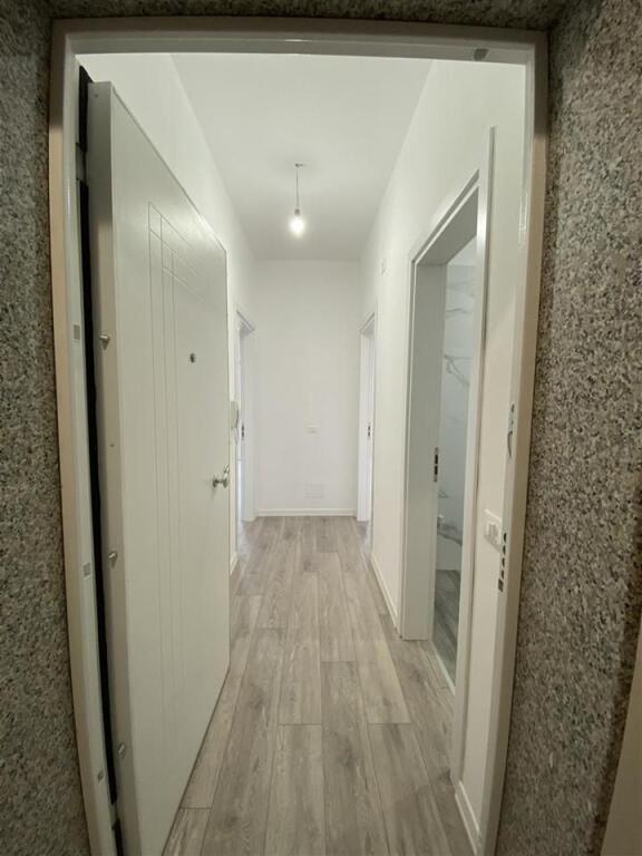 Jepet me qera apartament 1+1 i pa mobiluar per zyre tek Kompleksi Kika 2!