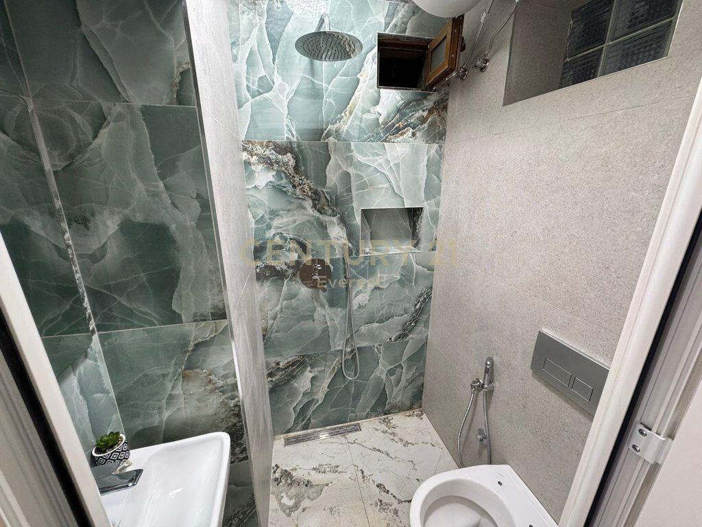 Garsoniere per shitje prane Qendres, Rruga e Barrikadave