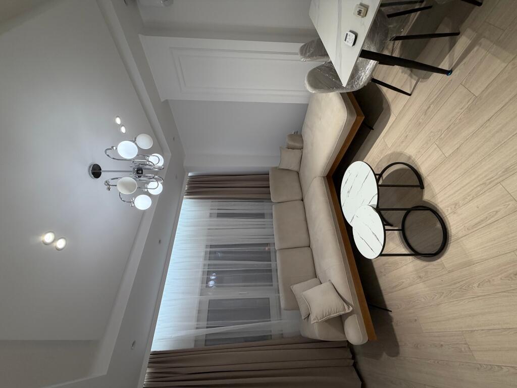 Jepet me qera apartament 2+1 i mobiluar + garazh Rruga Myslym Shyri