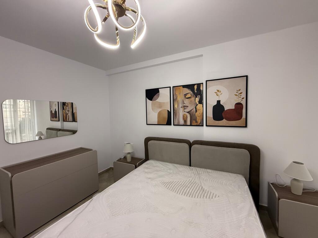 Apartament me qira – 2+1, 85 m², totalisht i mobiluar – Rruga e Barrikadave, pranë qendrës