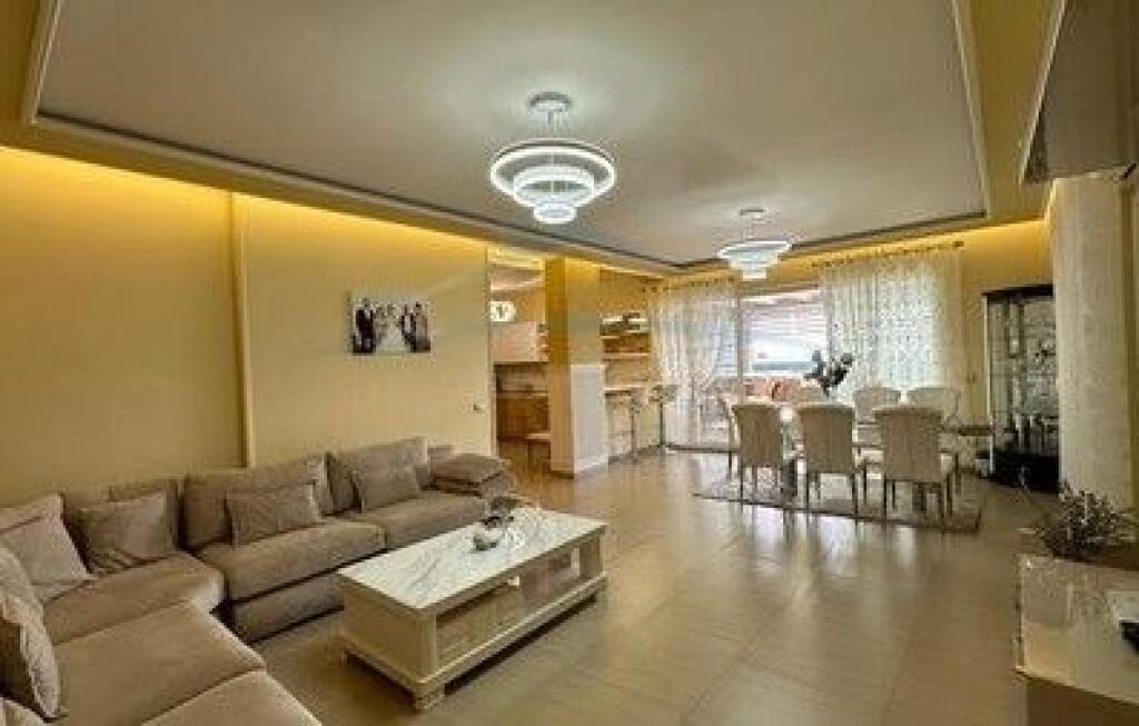 Shitet, Penthouse, Rruga e Dajtit, Fresku