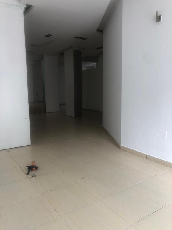 Negozio in vendita vicino alla Strada di Kavaja