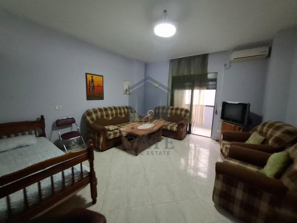 Shitet apartament 1+1 në Plazh Iliria, Durrës – Kati i 2-të me ashensor.