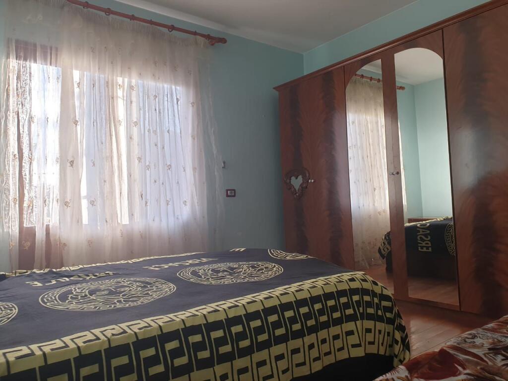 2+1 me qera ne Allias     Jepet Shtepi  me qera,    ne Vile 2+1    Vile: 3 Kateshe  zona: Spitali / Allias / Tufine      Siperfaqe Neto: 90  m2  Siperfaqe BRUTO: 90 m2    Kati 2  Nuk ka Ashensor  2 Dhome Gjumi  1 Tualet     Tualet me Aspirator    Mobiluar  Nuk ka kondicioner  Prona nuk ka parking te perfshire    ID   13916       460Euro  (  Muaji i Pare      + 1 Garanci