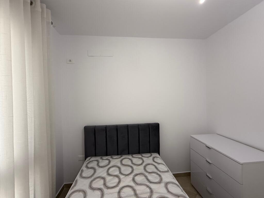 Apartament me qira – 2+1, 85 m², totalisht i mobiluar – Rruga e Barrikadave, pranë qendrës