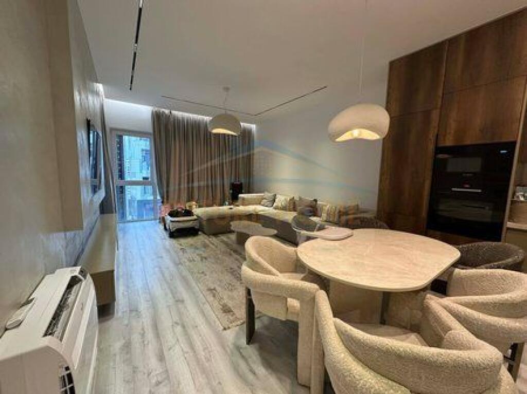 Shitet, Apartament 2+1, Emerald Center, 5 Maj