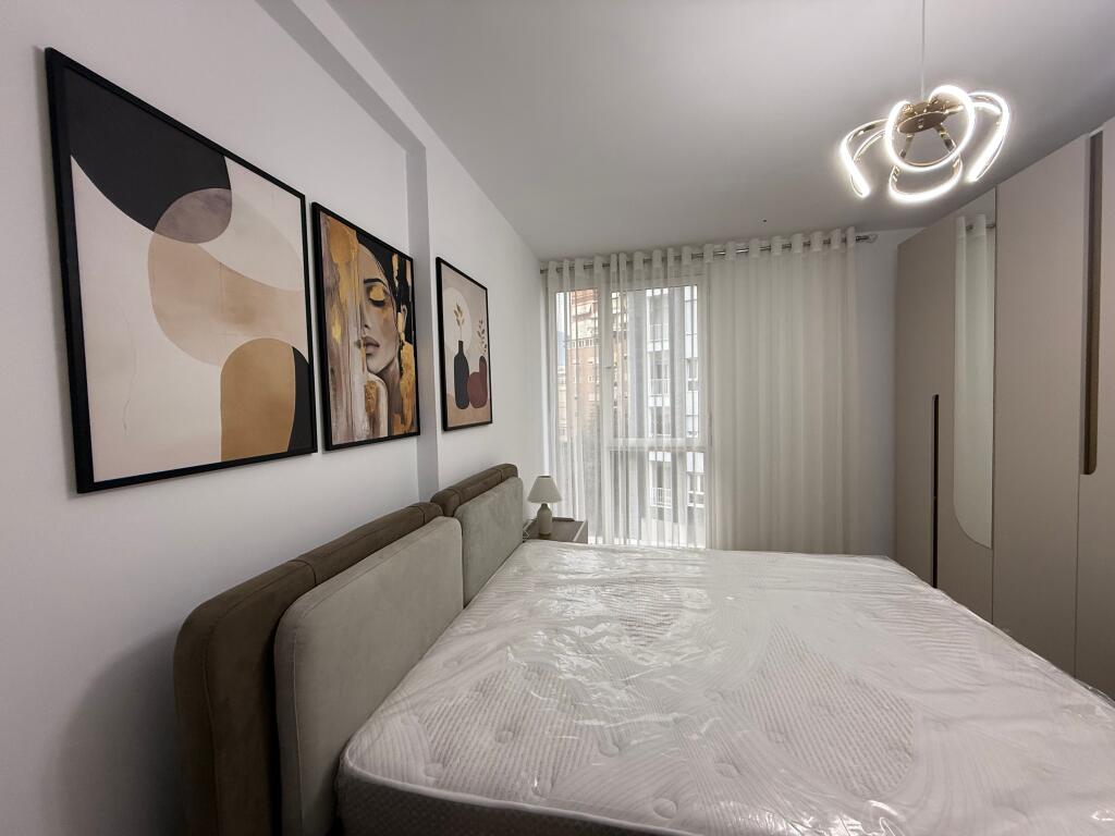 Apartament me qira – 2+1, 85 m², totalisht i mobiluar – Rruga e Barrikadave, pranë qendrës