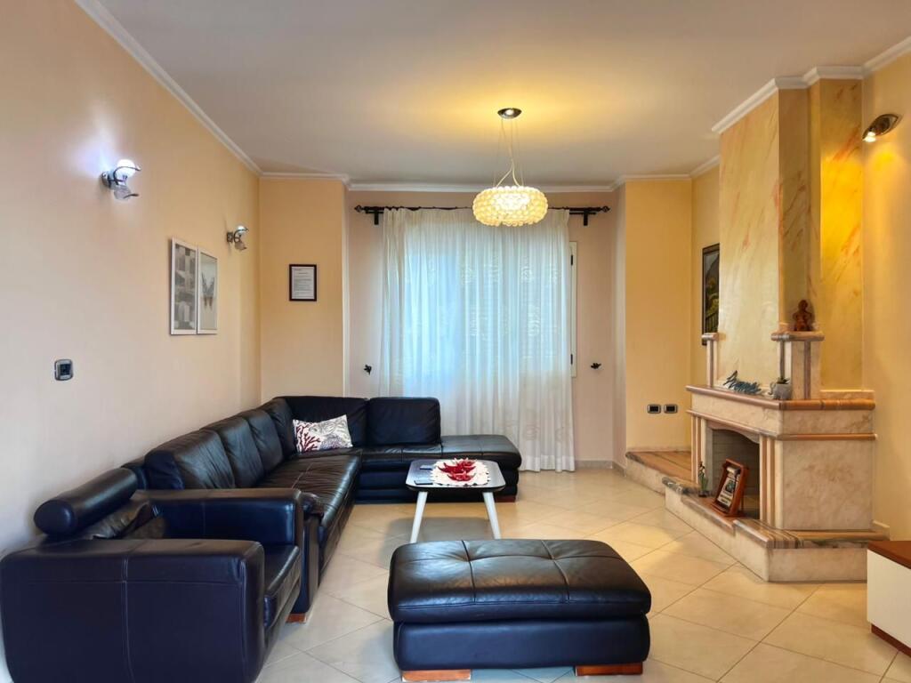 Penthouse 4+1+2wc &amp; 2 Ballkone me Qera - Kisha Ortodokse, Vlore