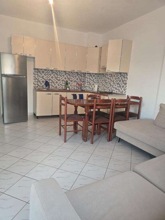 Apartament — 2+1 me qera 📍 Adresa: Shkembi i Kavajes.