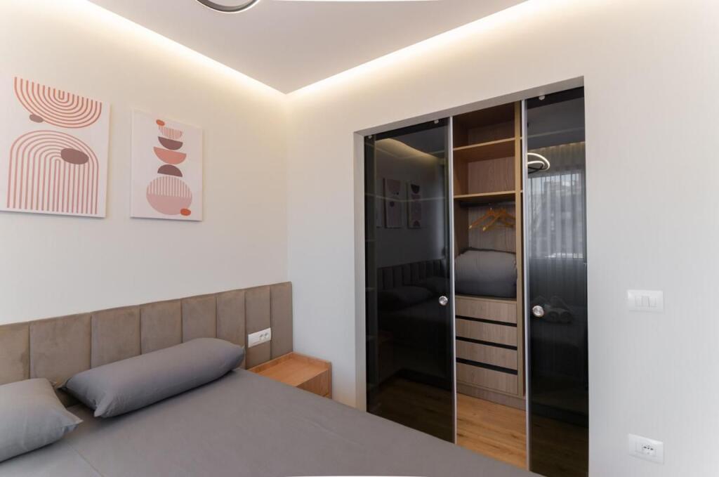 🏡 Jepet me qira Apartament 1+1 📍 Pas Ambasadës Amerikane / pranë shkollës “Osman Myderizi” 💶 60.000 lekë / muaj