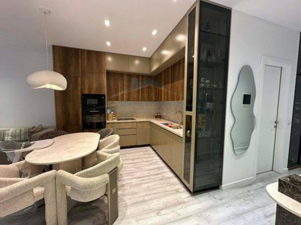 Shitet, Apartament 2+1, Emerald Center, 5 Maj