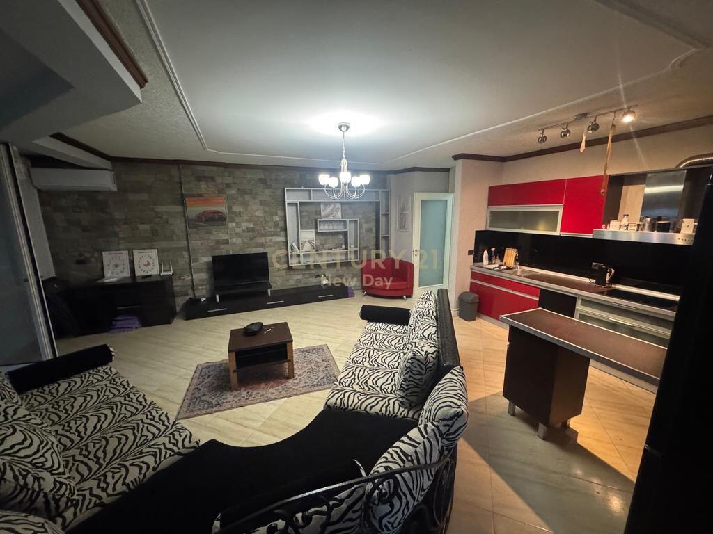 Shitet Apartament 2+1+2 , zona Mali Robit.