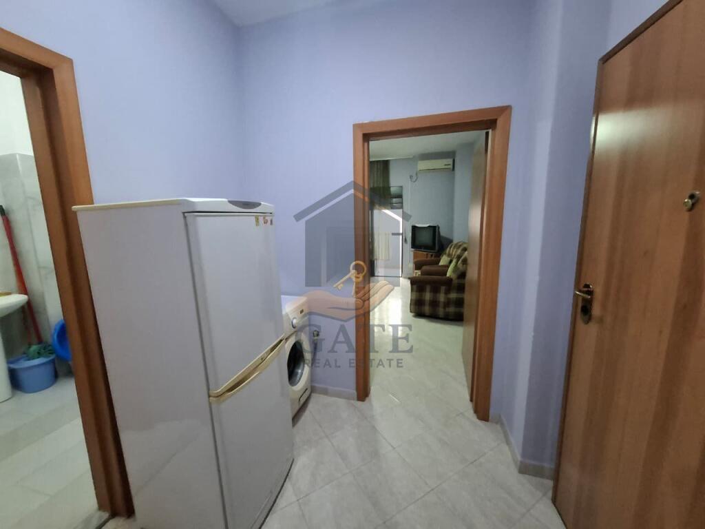 Shitet apartament 1+1 në Plazh Iliria, Durrës – Kati i 2-të me ashensor.